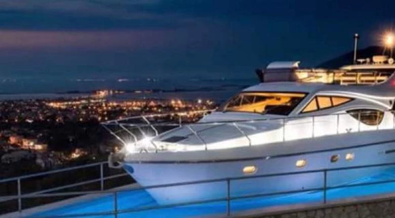 Λευκαδίτης δεν άντεξε τα έξοδα του γιοτ: Το «πάρκαρε» σε πισίνα και το νοικιάζει ως κατάλυμα!